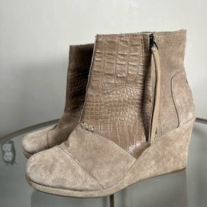 Tan crocodile patterned Toms suede boots